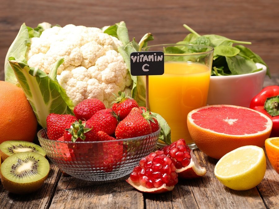 Trẻ đang bú mà dùng nhiều vitamin C sẽ sinh ra các chứng bệnh như uể oải, rối loạn tiêu hoá, mẩn mụn, nổi mề đay, phù thũng… Phụ nữ có thai dùng nhiều có nguy cơ mắc bệnh hoại huyết.