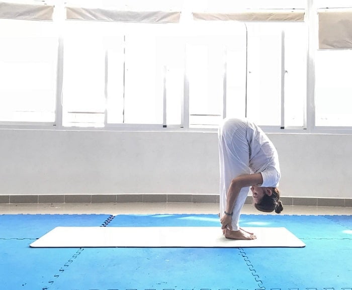 Bài tập yoga giảm cân tại nhà này bạn cũng nên lưu ý rằng luôn giữ căng phần lưng.